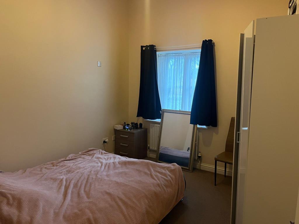Lot: 83 - TOWN CENTRE FLAT WITH PARKING - Bedroom